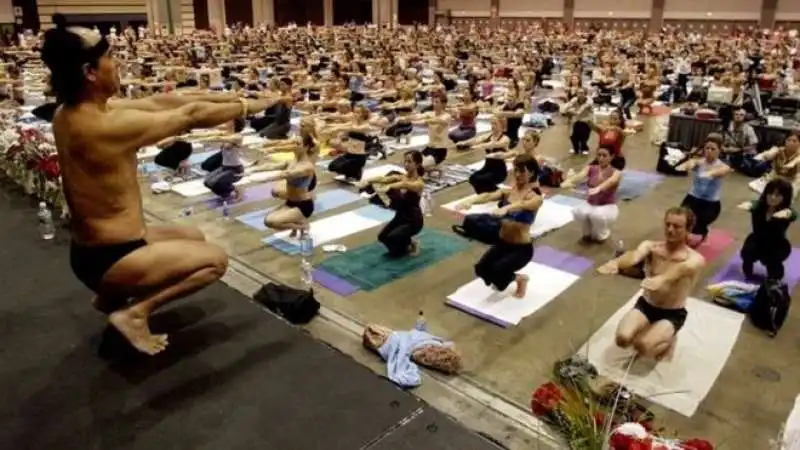 bikram choudhury fa milioni con le sue lezioni di yoga