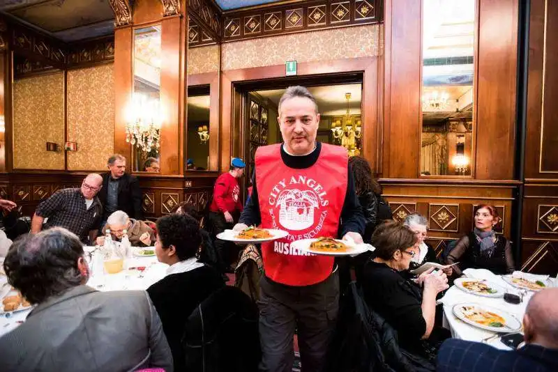 brachino al pranzo per i senzatetto organizzato dai city angels a milano 3