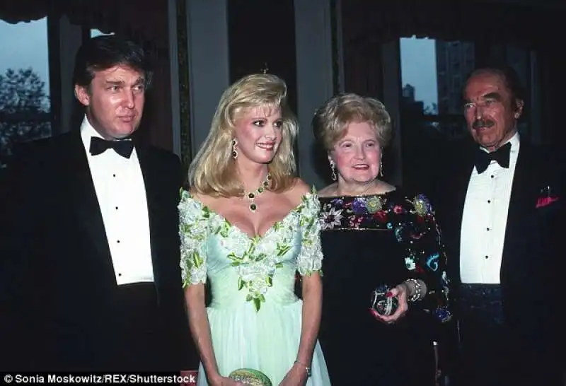 donald con i genitori fred e mary anne trump e la prima moglie ivana 