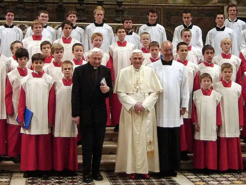 georg e  joseph ratzinger col coro di ratisbona