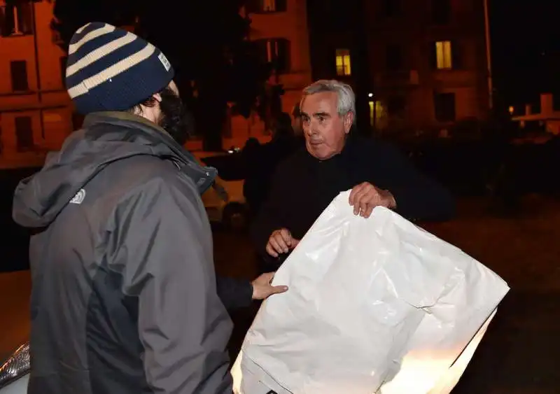 i ragazzi della sud regalano a riccardo viola lo striscione esposto  in ricordo di dino viola