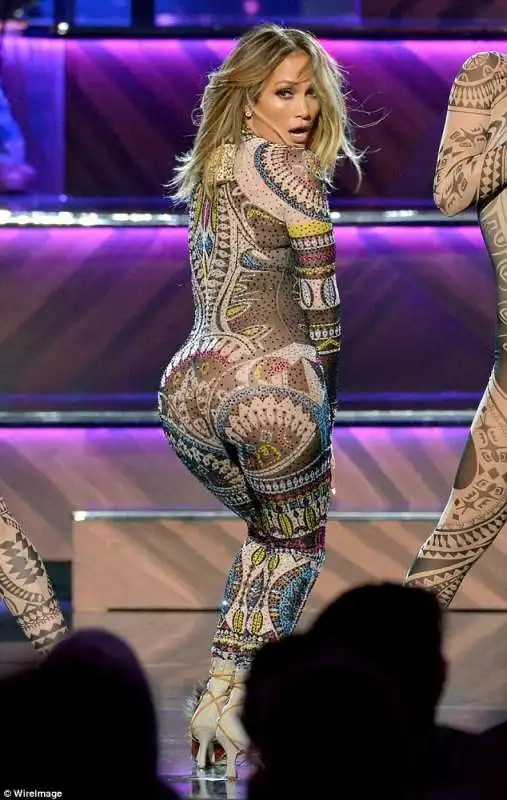 jlo in tuta tribale