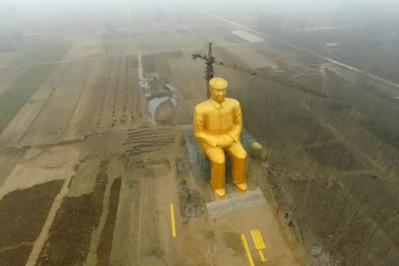 la statua dorata di mao tse tung  3