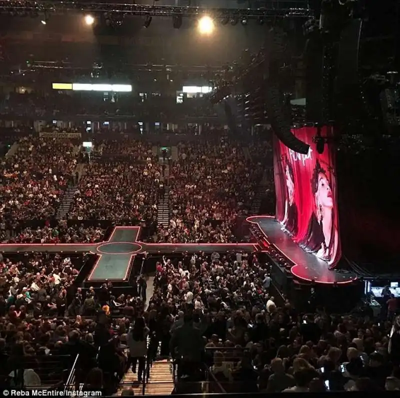 madonna lascia il palco vuoto per due ore