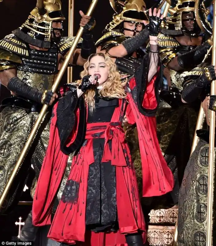 madonna sempre ritardataria sul palco