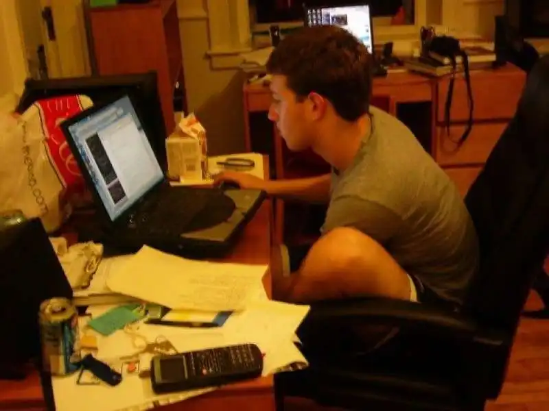 mark zuckerberg troppo casual al lavoro