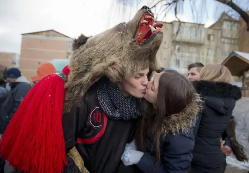  persone che indossano pellicce orso in romania