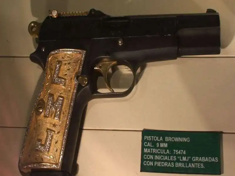 pistola con iniziali boss della droga