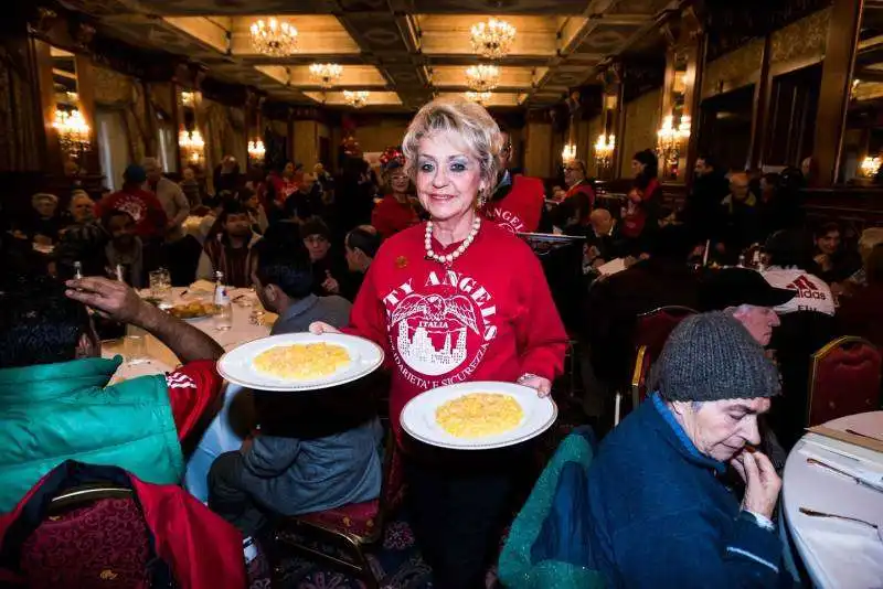 pranzo per i senzatetto organizzato dai city angels a milano 12