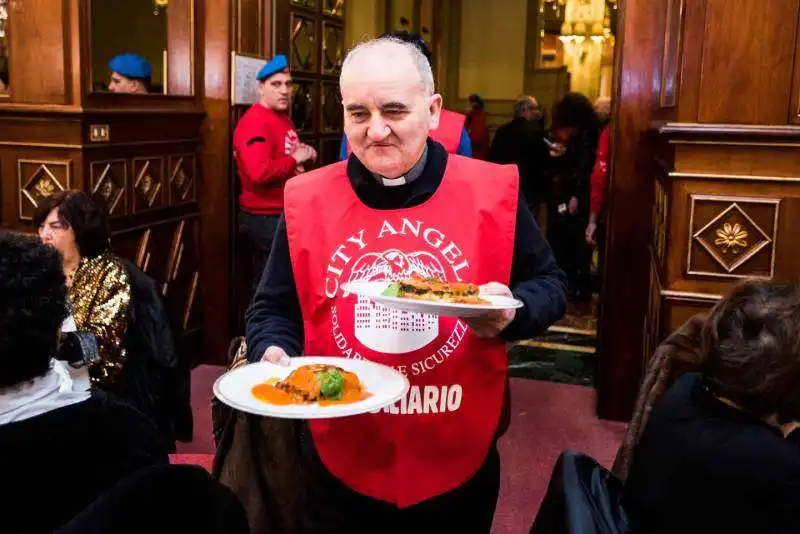 pranzo per i senzatetto organizzato dai city angels a milano 3