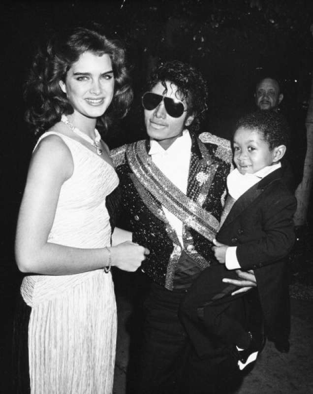 ron galella brooke shields, all'epoca diciottenne, con michael jackson e il giovane attore emmanuel lewis