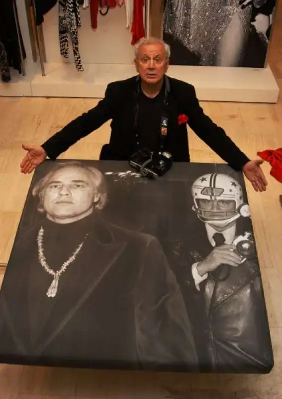 ron galella   galella mostra la celebre foto in cui segue marlon brando con un casco da football