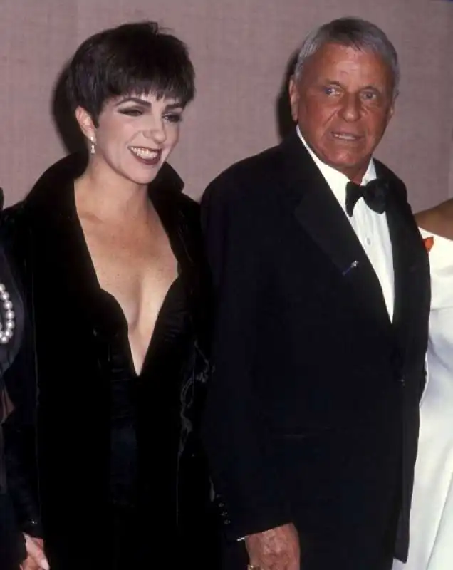 ron galella   liza minnelli con frank sinatra 