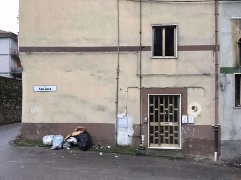 SALERNO - INGRESSO DEL CENTRO DI ACCOGLIENZA