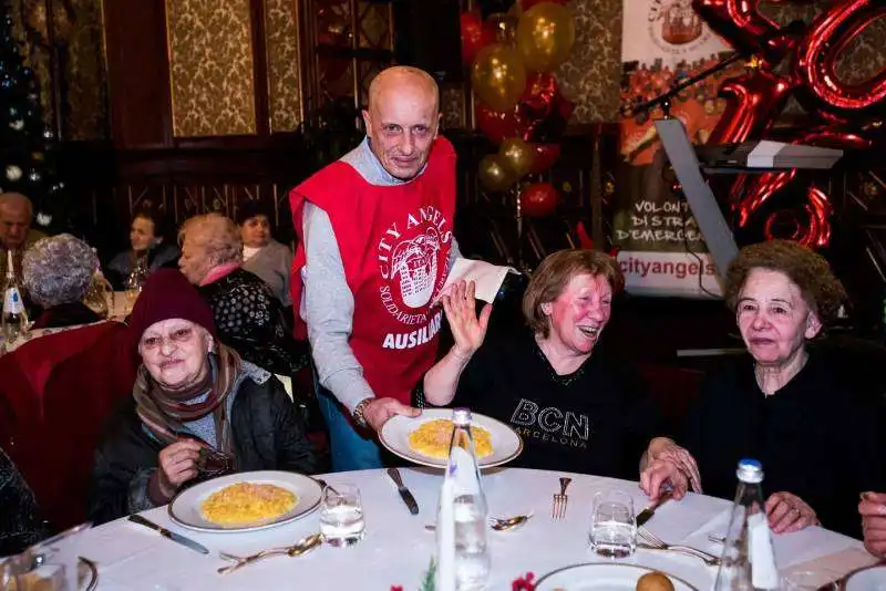 sallusti al pranzo per i senzatetto organizzato dai city angels a milano 