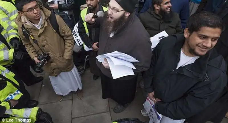 siddhartha dhar a destra nella foto durante un rally islamico  