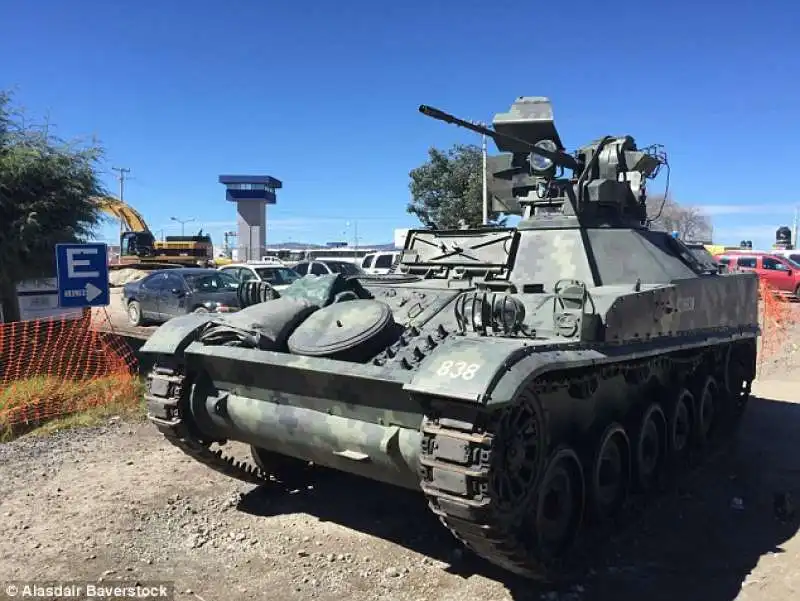 tank fuori dal carcere aliplano