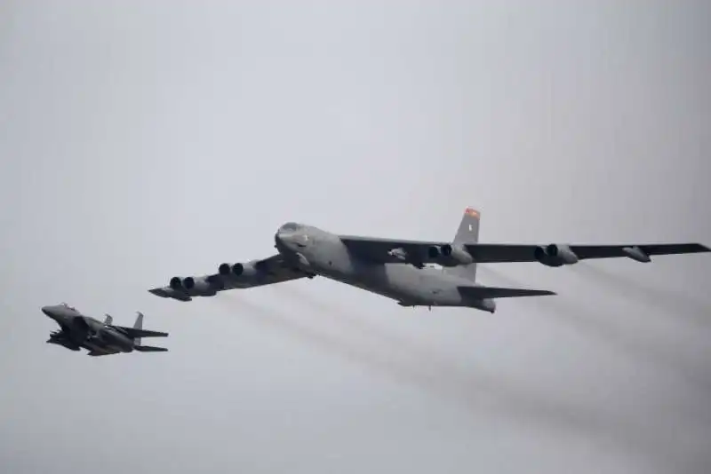 UN BOMBARDIERE  B52 VOLA SOPRA LA COREA 