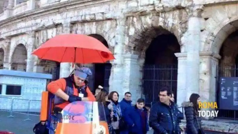 UOMINI HOT DOG AL COLOSSEO