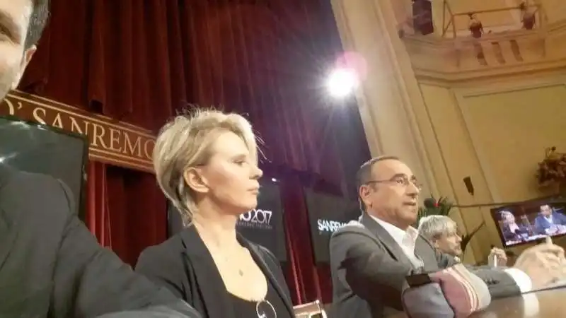 andrea fabiano selfie con maria de filippi e carlo conti