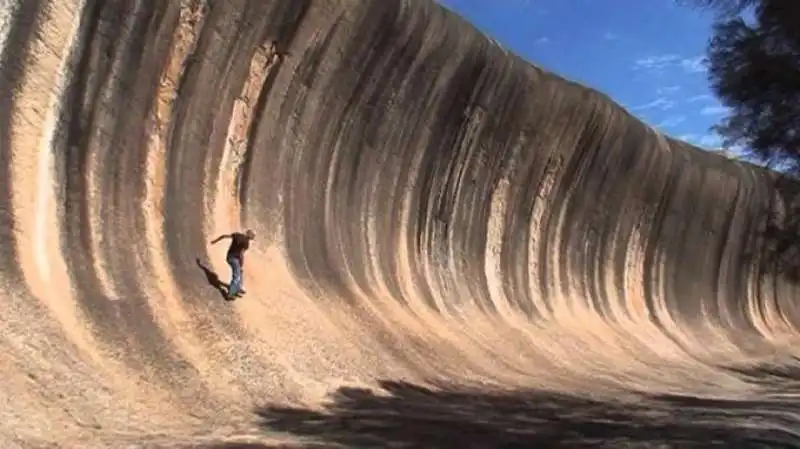 AUSTRALIA ROCCIA A FORMA DI PIETRA