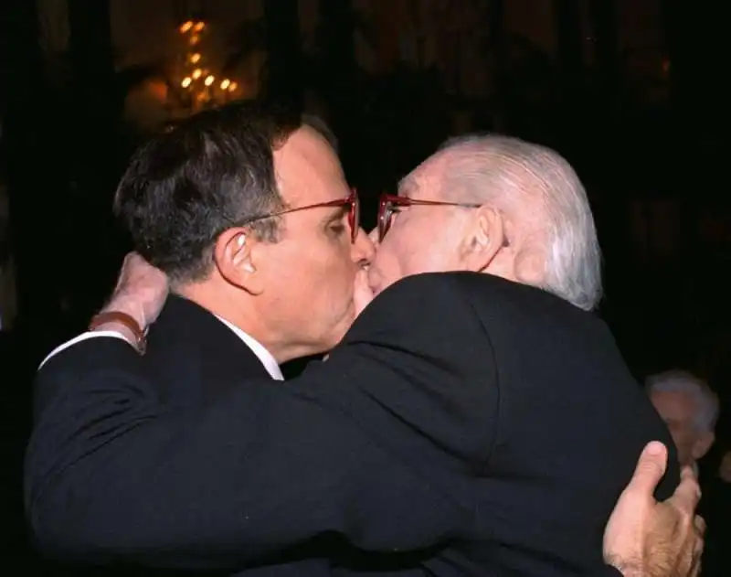 bacio rudy giuliani e milton berle