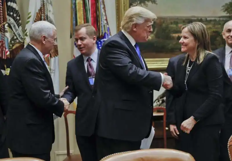 donald trump stringe la mano a mary barra