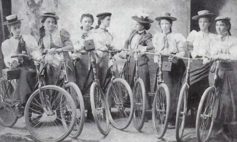 donne in bicicletta