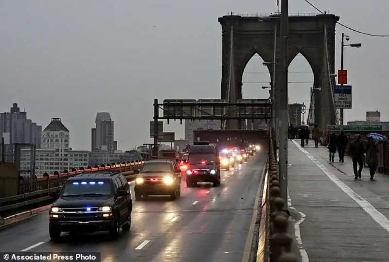 el chapo passa sul ponte di brooklyn