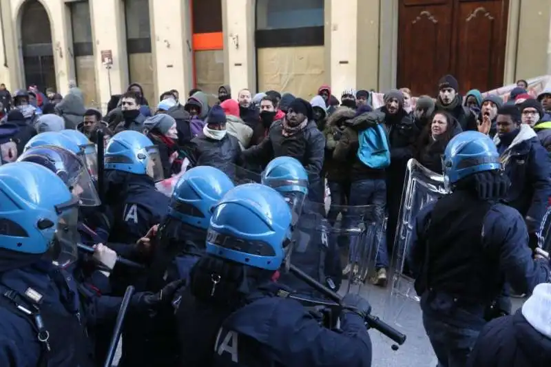 FIRENZE MIGRANTI POLIZIA