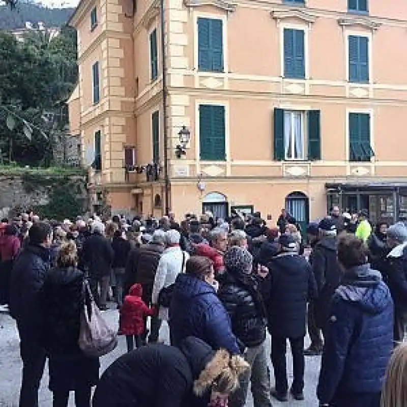 folla a bonassola per don giulio