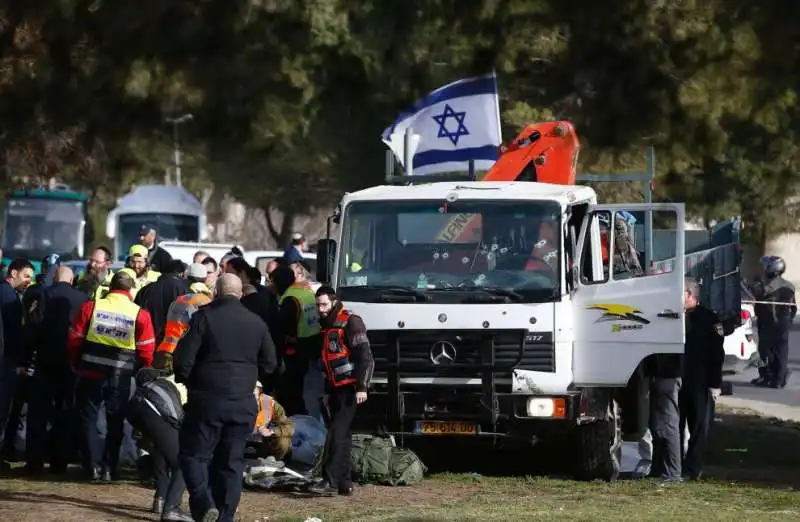 gerusalemme   camion lanciato contro i soldati 8