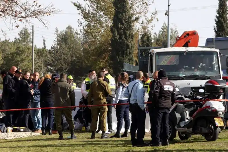 gerusalemme   camion lanciato contro i soldati  