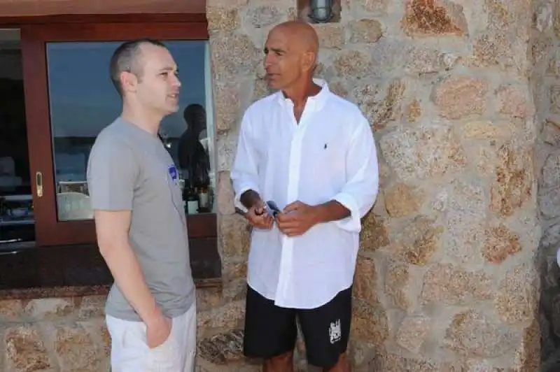 iniesta a porto cervo con tom barrack