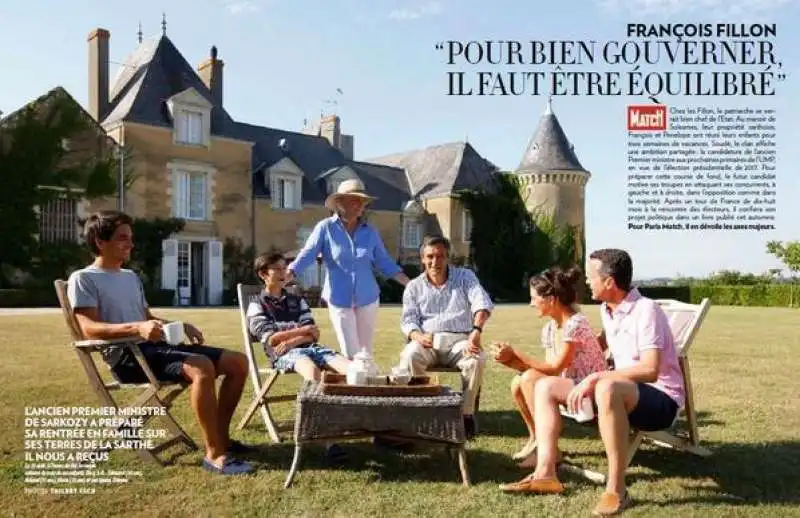 LA FAMIGLIA FILLON  DAVANTI AL LORO CHATEAU