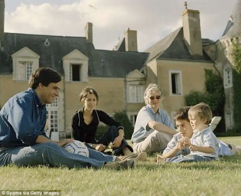 LA FAMIGLIA FILLON DAVANTI AL LORO CHATEAU