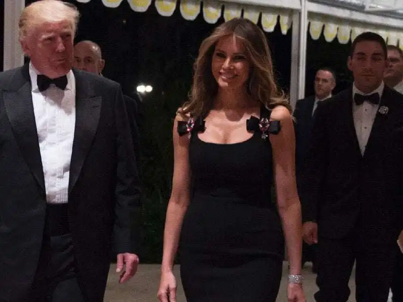 melania trump veste un abito di dolce&gabbana   4863 be9f bf782a5db61e