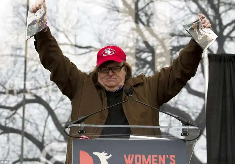 MICHAEL MOORE ALLA MARCIA DELLE DONNE CONTRO TRUMP   85