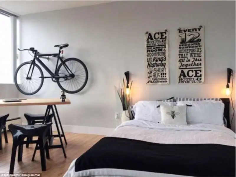 microcasa con bici al muro