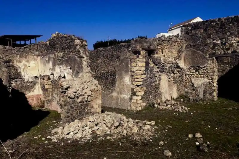 POMPEI CROLLO MURO