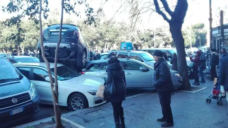 suv arrampicato piazza mazzini  1