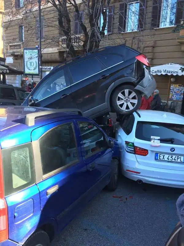 suv arrampicato piazza mazzini  4