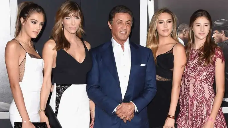 sylvester stallone con figlie e moglie