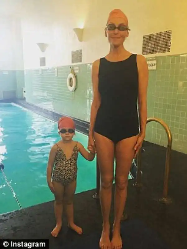 uma e luna a nuoto