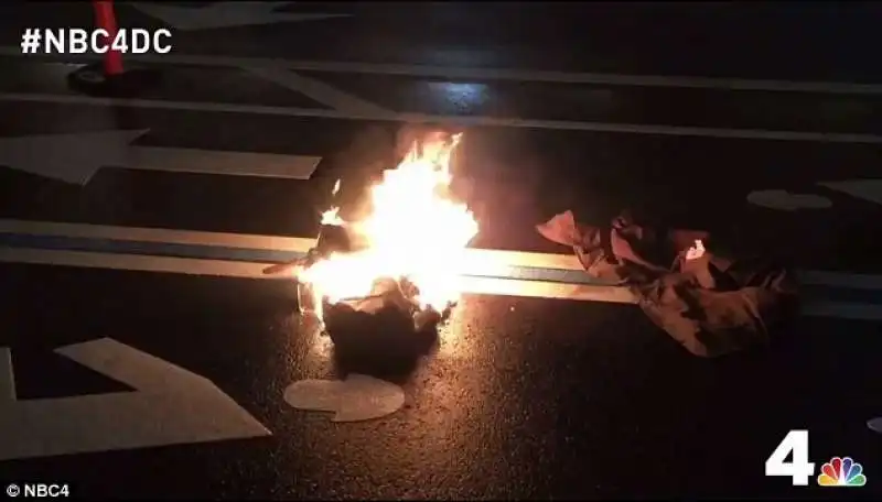 uomo si da fuoco davanti al trump hotel di washington    