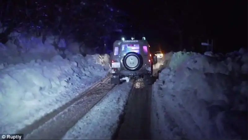 valanga di neve su un hotel a rigopiano  16