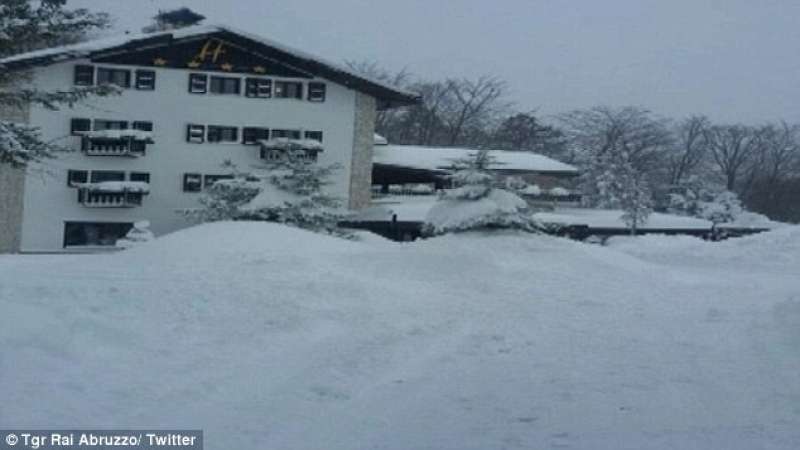 valanga di neve su un hotel a rigopiano 17