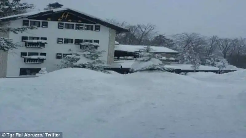 valanga di neve su un hotel a rigopiano  17