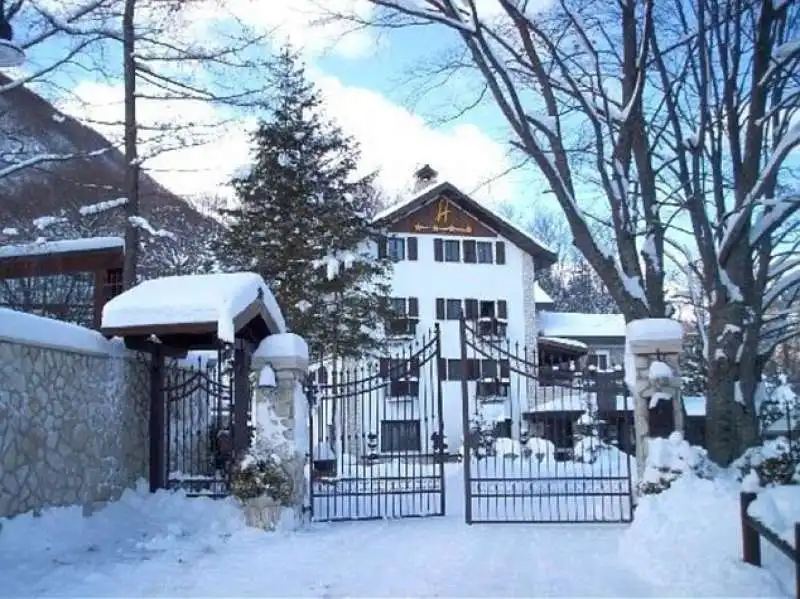 valanga di neve su un hotel a rigopiano  2