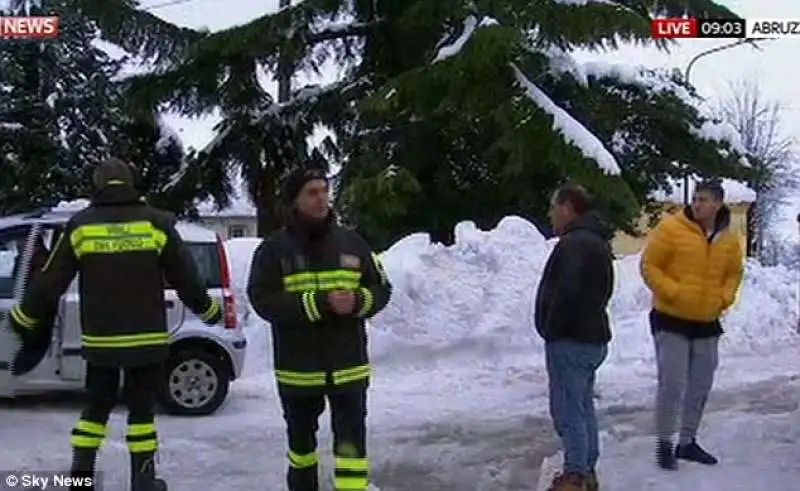 valanga di neve su un hotel a rigopiano  4